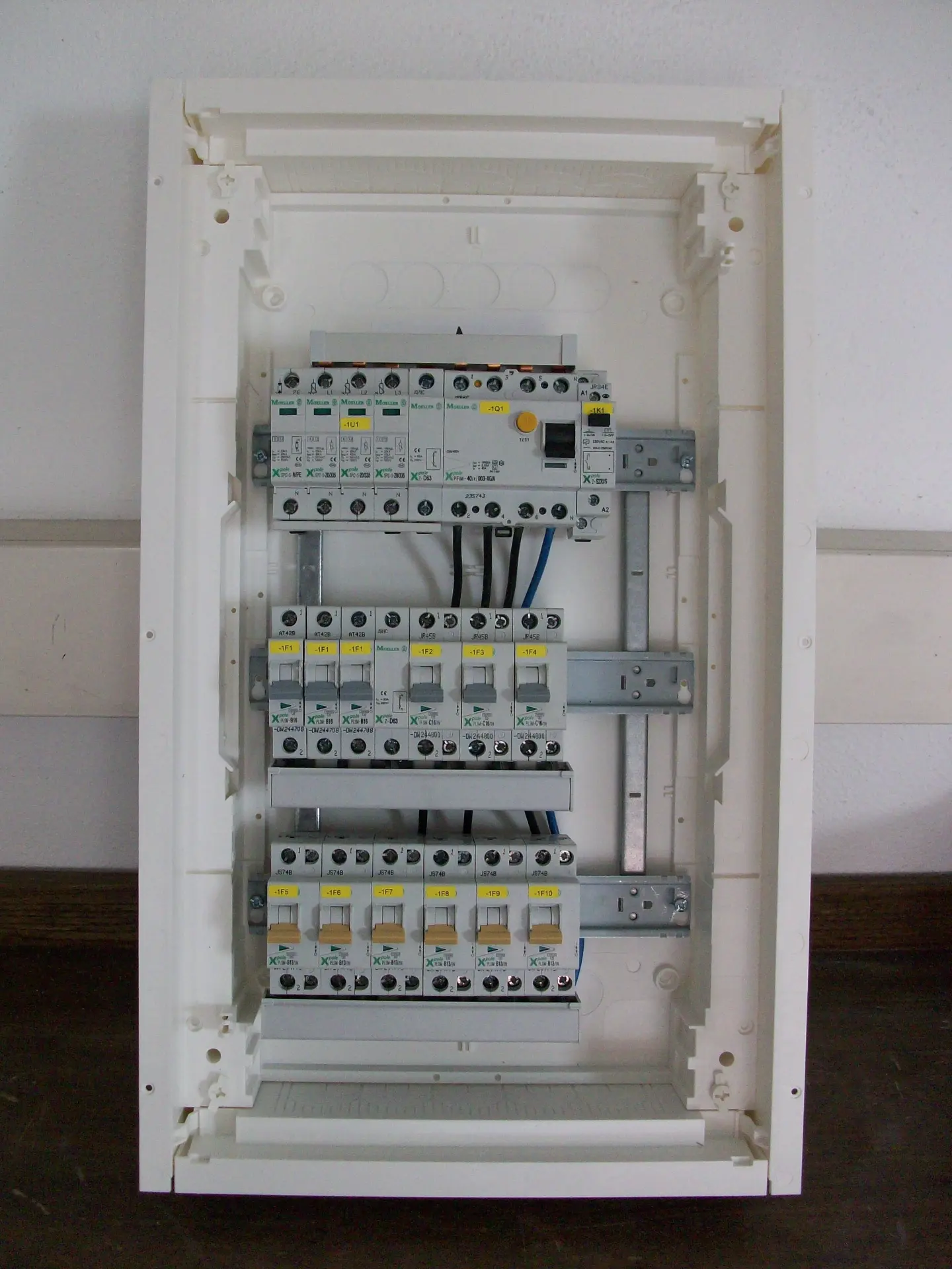 Detailaufnahme eines fertig verdrahteten Verteilers aus dem ZENZ Partnerplatz